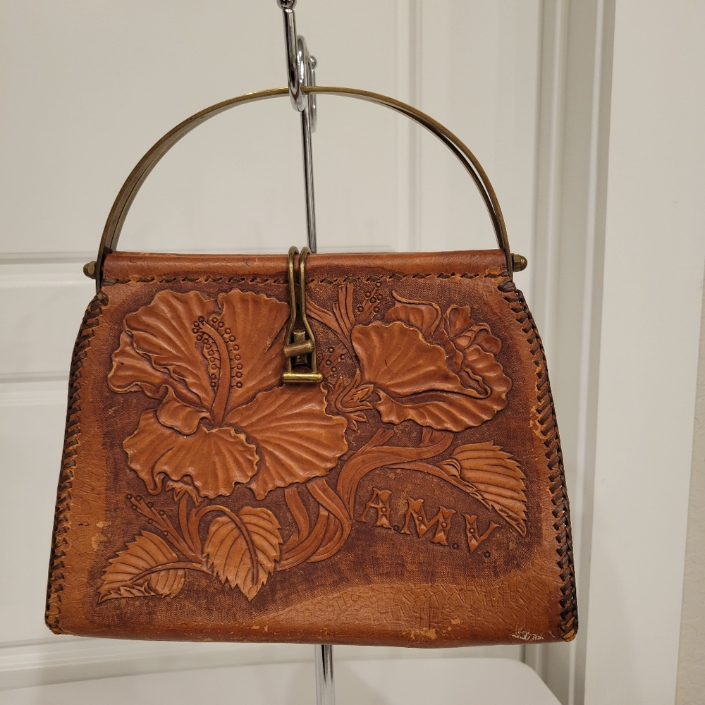 VINTAGE LEATHER HAND TOOLED PURSE WITH SUEDE INTERIOR. BRASS HARDWARE